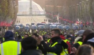 Les "gilets jaunes" descendent l'avenue des Champs-Élysées