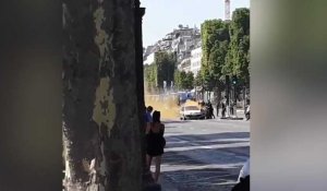 Champs-Élysées: Une vidéo montre l'assaillant extirpé de sa voiture