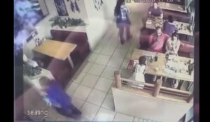 Un homme tente d'enlever un enfant devant ses parents dans un restaurant, la vidéo choc