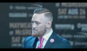 Conor McGregor danse et provoque Floyd Mayweather avant leur combat (vidéo)