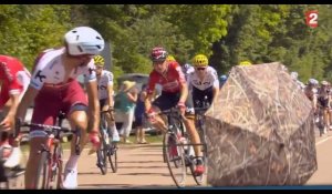 Tour de France 2017 : Un parasol envolé crée la panique dans le peloton (vidéo)