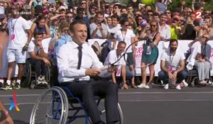Emmanuel Macron joue au tennis en fauteuil roulant pour soutenir Paris 2024! (Vidéo)
