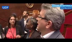 Jean-Luc Mélenchon agacé devant le drapeau européen à l'Assemblée nationale (vidéo)