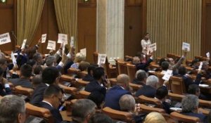 Le Parlement roumain lance les débats sur une motion de censure