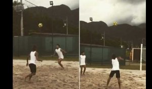 Neymar et Dani Alves, c'est très très fort au foot-volley !
