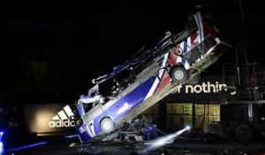 Adidas détruit symboliquement le bus de Knysna