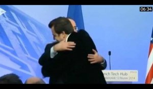 François Hollande «hugs» le leader des pigeons