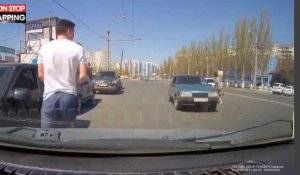 Russie : En traversant une route sans regarder, une femme frôle le drame (vidéo) 