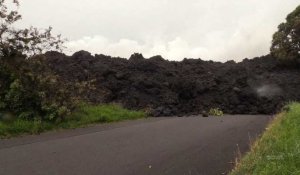 Coulée de lave et explosions bloquent une autoroute à Hawaï