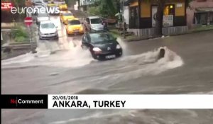 Des véhicules sous les eaux à Ankara