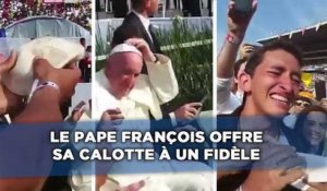 La pape offre sa calotte à un fidèle