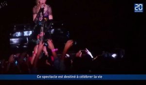 Madonna rend hommage aux victimes des attentats de Paris (VOSTFR)