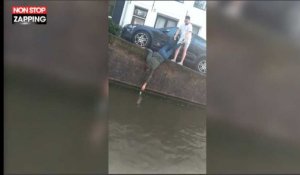 Son ami l'aide à récupérer une canette dans l'eau... puis le fait tomber ! (Vidéo)