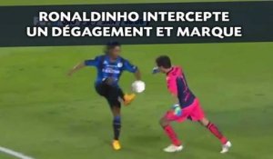 Ronaldinho intercepte le ballon lors du dégagement du gardien et marque