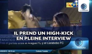 Un joueur de foot prend un high-kick en pleine interview