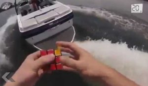 En wakeboard il résout un rubik's cube