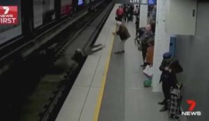 Sydney : Un homme fait un malaise et tombe sur les rails du métro ! (Vidéo)