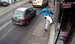 Un homme détruit une vitrine avant de se faire faucher par une voiture (vidéo)