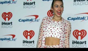 Miley Cyrus espionne son fiancé Liam Hemsworth
