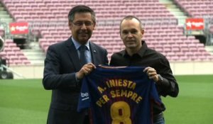 Football: Iniesta prolonge "à vie" au FC Barcelone