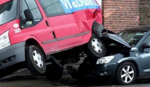 Gaurain-Ramecroix: elle s'encastre sous une camionnette