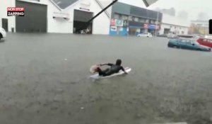 Afrique du Sud : Il surfe en plein centre-ville pendant une inondation (Vidéo)
