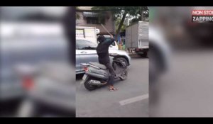 Vietnam : un homme en scooter pète les plombs et attaque les voitures à la machette (vidéo)