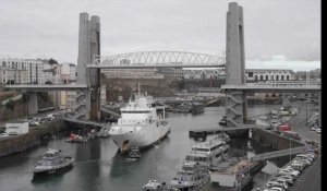 Le pont de Recouvrance se lève.