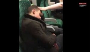Ce jeune homme s'endort dans un train et ses amis lui font une petite blague (vidéo)