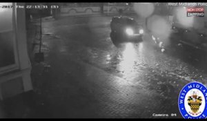 Une voiture percute violemment un homme et prend la fuite (vidéo) 