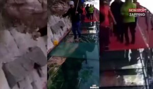 Il traverse un pont en verre et se fait une grosse frayeur (Vidéo)