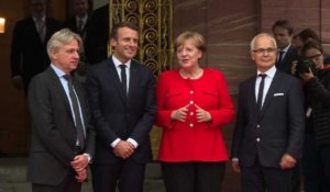 Merkel accueille Macron à la Foire du livre de Francfort
