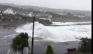 L'ouragan Ophelia déferle sur les côtes irlandaises