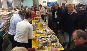 La foule à Toute la mer sur un plateau