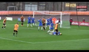 Un défenseur provoque un penalty en taclant de la tête (vidéo)