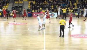 Basket-Ball : de rage, un joueur frappe son coéquipier en plein visage (vidéo)