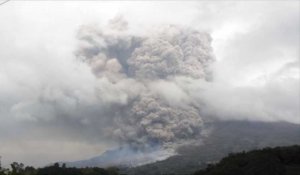 Indonésie: le volcan Sinabung crache un énorme nuage de cendres