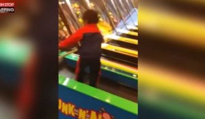 Incontrôlable, cet enfant donne du fil à retordre aux employés d'une salle de jeux (vidéo)