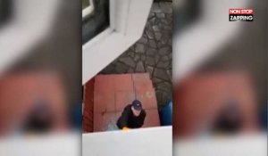 Angleterre : Un homme surprend un cambrioleur en train d'enfoncer sa porte (Vidéo)