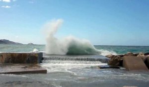 Marseille : de belles vagues sur les plages du Prado