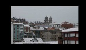 La nieve visita Candás en la costa de Asturias