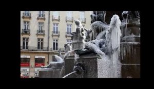 Nantes. La fontaine place Royale recouverte de glace.