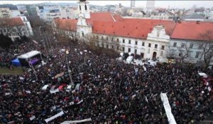 Plusieurs milliers de Slovaques manifestent contre la corruption