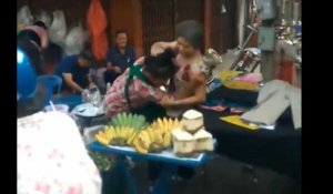 Thaïlande : Une bagarre éclate entre deux grands-mères sur un marché (Vidéo)