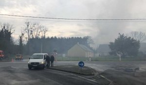 Un hangar détruit mais les pompiers sauvent la maison 
