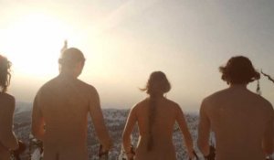 Des skieurs complètement nus sur les pistes pour un film (vidéo)
