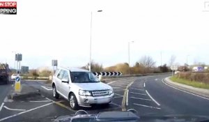 Angleterre : Impressionnante collision entre deux voitures (vidéo)