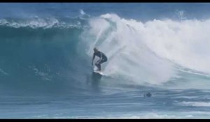 Le surfeur John John Florence se retrouve au-dessus de deux requins en Australie (vidéo)
