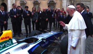 Le Pape François bénit une voiture Formule E au Vatican