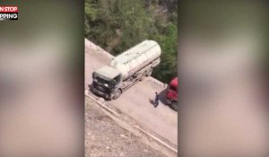 Chine : Un camion fait un demi-tour au bord d'un ravin (Vidéo)